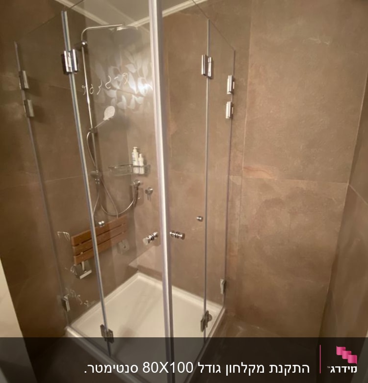 מקלחון זכוכית עם ראש מקלחת ומדף סבונים